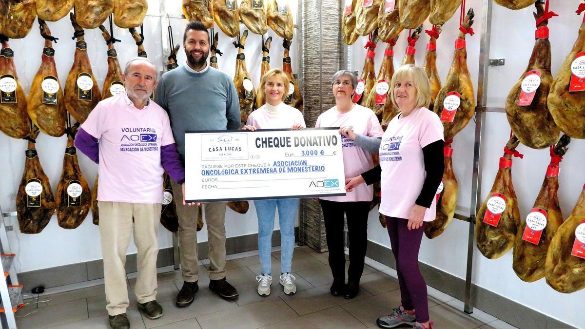 Entrega del cheque solidario en la tienda de Ibéricos Casa Lucas