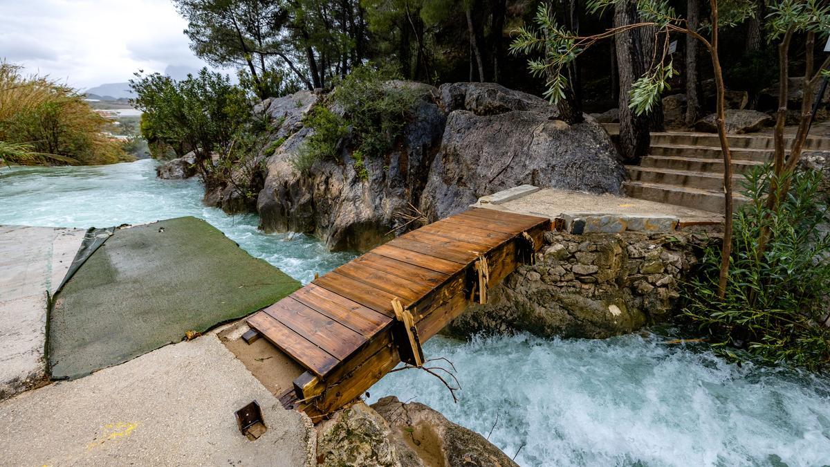 El único de los tres puentes que ha quedado en pie, donde solo se ha salvado la plataforma.