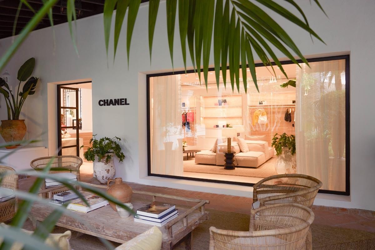 Terraza del espacio que Chanel ha instalado para el verano 2022 en Marbella