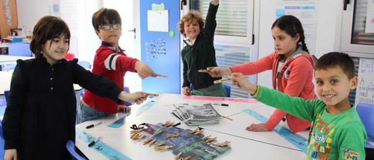 Alumnos colocando pinzas con su nombre en el «semáforo de acciones positivas» en el logro que han alcanzado.