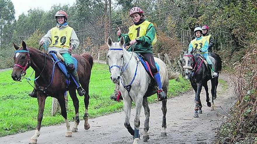 Carla Hernández Miguel, campeona de Asturias de raid, con el dorsal número 1, durante la prueba porruana.