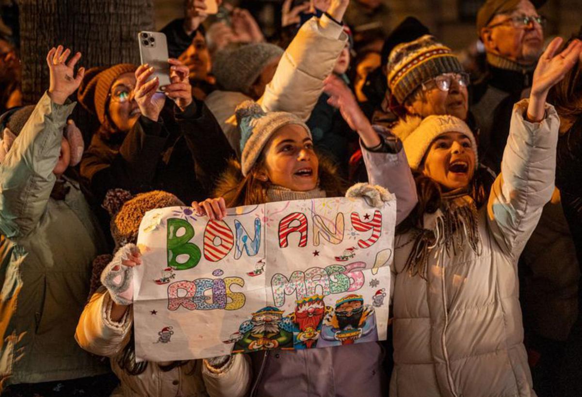 Reis i nens desafien el fred  en la cavalcada  | JORDI OTIX