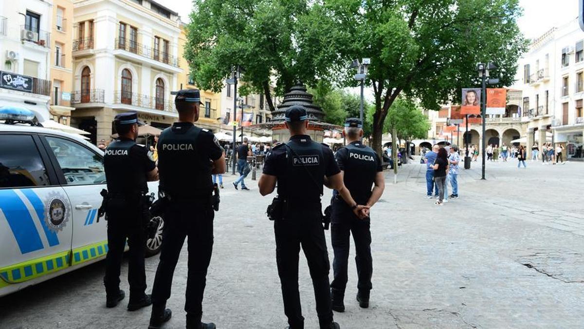Plasencia tendrá que pagar 232.000 euros por dos policías locales a los que incorporó tarde al servicio.