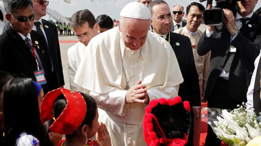 El Papa saluda a unos niños a su llegada.