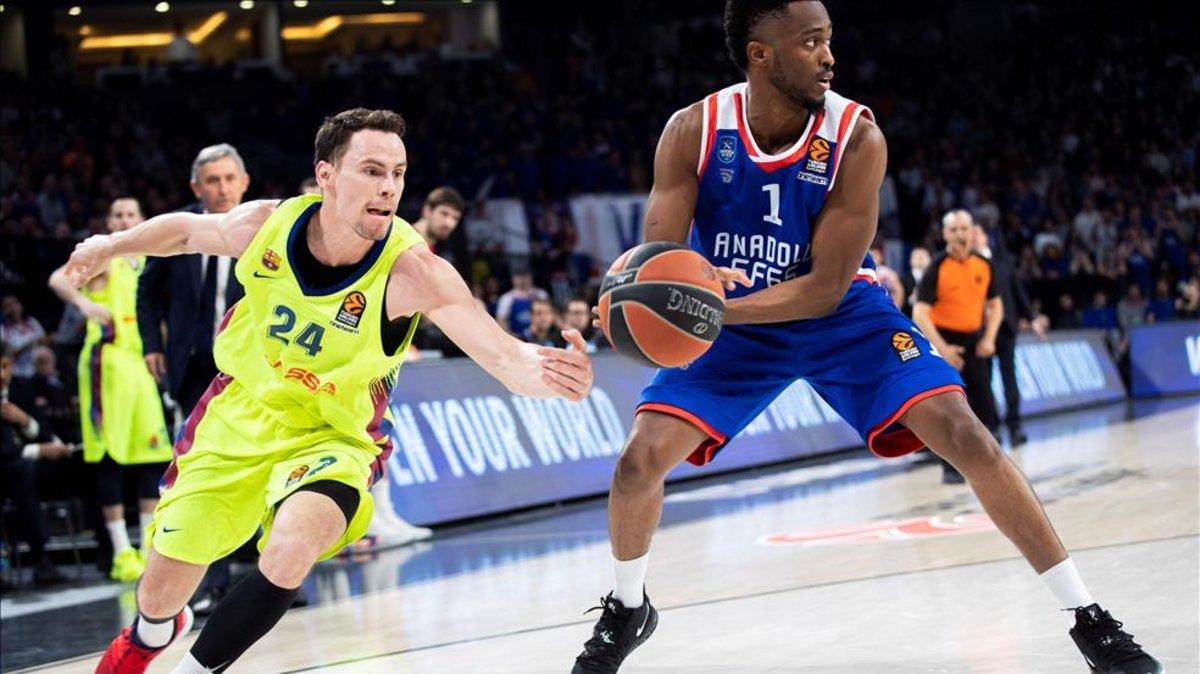 Kuric lucha un balón en la pista del Efes