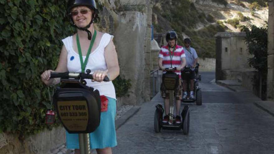 Varios cruceristas suben al Castillo con un segway.