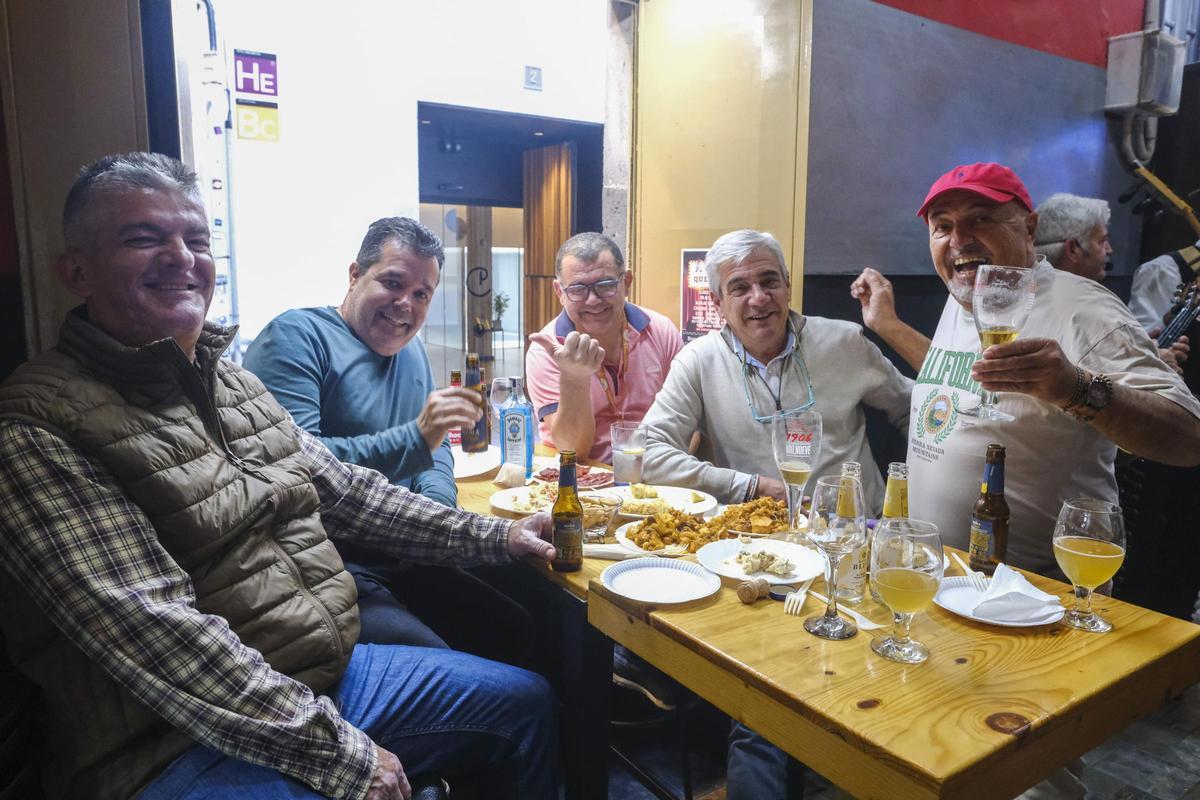El Ca' Jonás de Triana vive su 40 aniversario pasando de bocatería a cervecería El Ca' Jonás de Triana vive su 40 aniversario pasando de bocatería a cervecería
