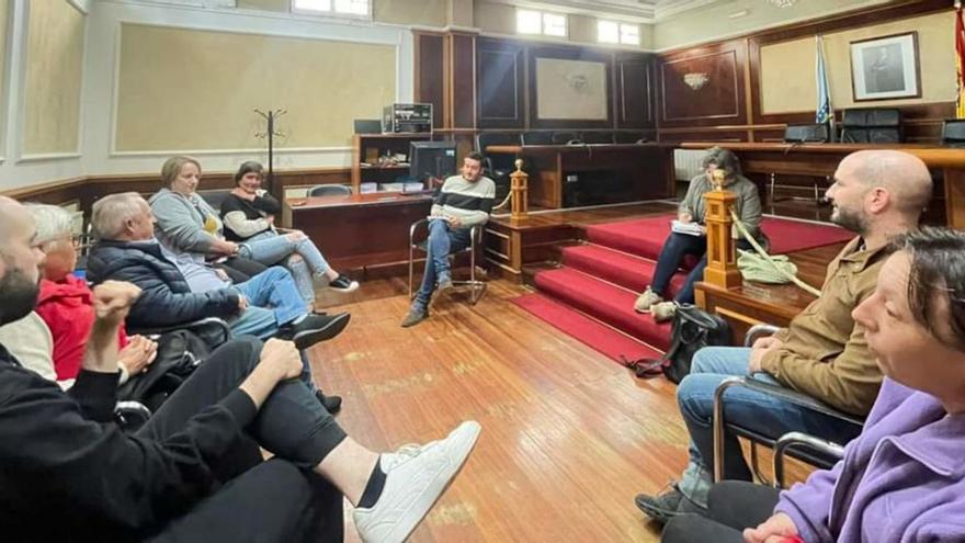 Hosteleros del municipio, durante la reunión con Lamazares y Dacal. |   // CEDIDA