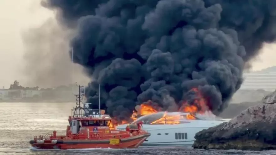 Espectaculares imágenes del incendio de un yate en la bocana del puerto de Ibiza