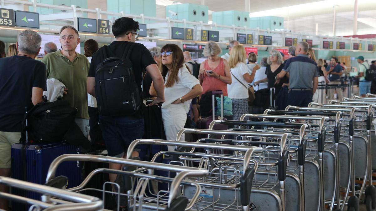 Imágenes de los controles aleatorios de pasaporte hoy en los aeropuertos de Madrid Barajas y Barcelona el Prat