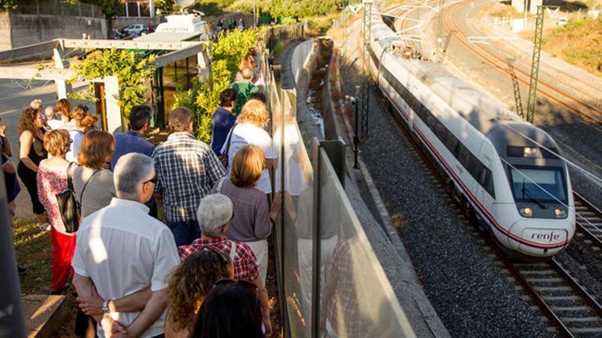 Un tren Alvia circula por la curva de Angrois