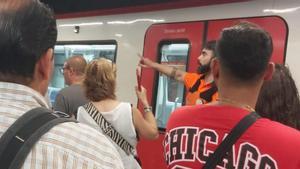 Un desmai talla el tram central de l’L5 de metro de Barcelona en hora punta