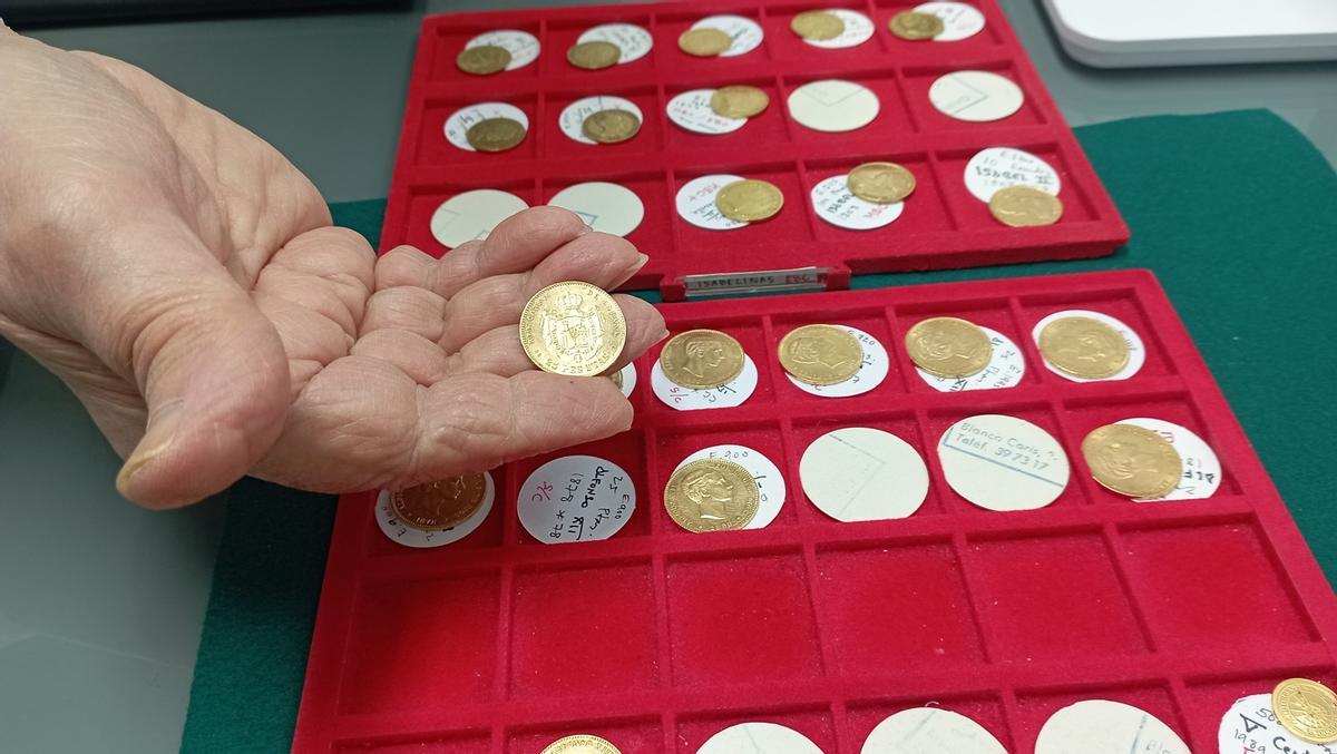 Monedas isabelinas y alfonsinas de oro, como las que usaba de niño Gonzalo González para jugar.