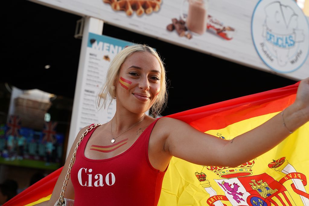 Un grupo de aficionados ingleses sigue la final desde Los Alcázares