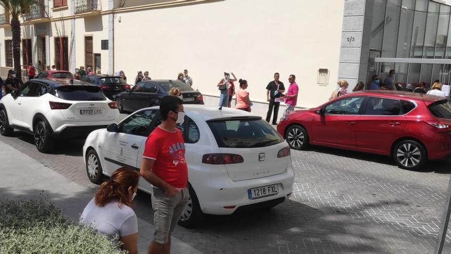 Colas en el acceso a la oficina Prop del Ayuntamiento de Torrevieja/ Foto D. Pamies.