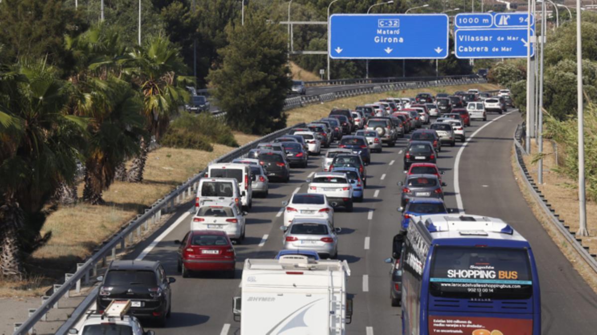 Retenciones de tráfico en la C-32 a la altura de Vilassar de Mar.