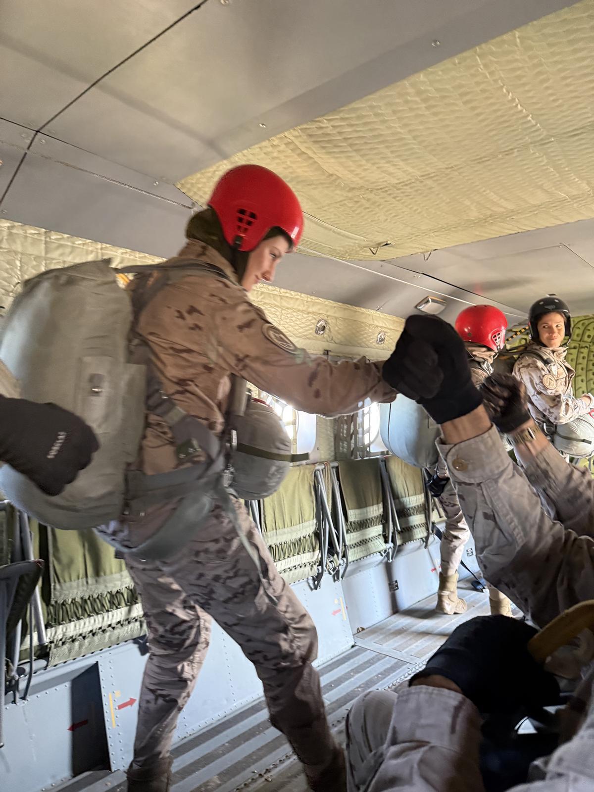 Su Alteza Real la Princesa saluda a sus compañeros antes de realizar el salto en paracaídas Base Aérea de Alcantarilla (Murcia)