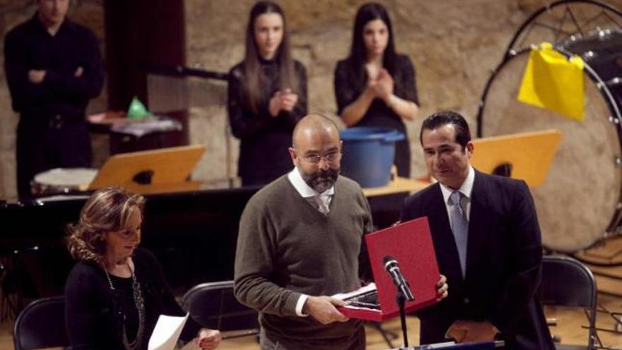 Marzio Conti, entre Begoña García-Tamargo y Santiago Ruiz de la Peña, agradece el homenaje de &quot;La Castalia&quot;.