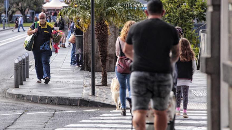 Varias personas con mascarilla, por Santa Cruz de Tenerife.