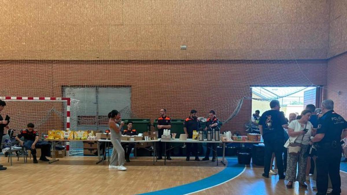 La Comunidad de Madrid mantiene activos 15 puntos de acogida para atender a las personas evacuadas por el incendio en Madrid.