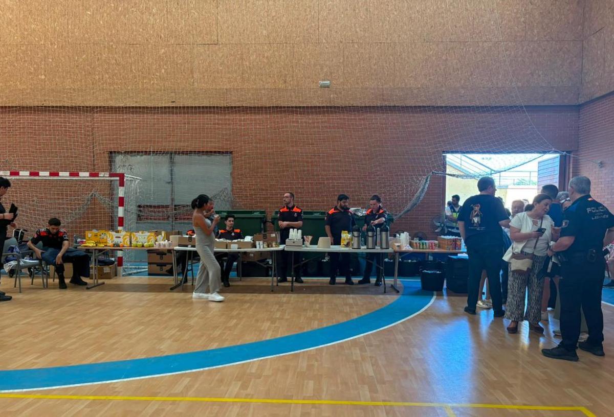 La Comunidad de Madrid mantiene activos 15 puntos de acogida para atender a las personas evacuadas por el incendio en Madrid.