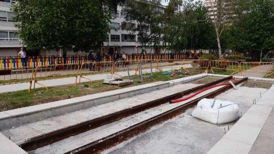 Arriba, foto de los dos raíles ya instalados. A la derecha, la réplica del tranvía restaurado por Vitrasa que se instalará en la zona. // J. Lores