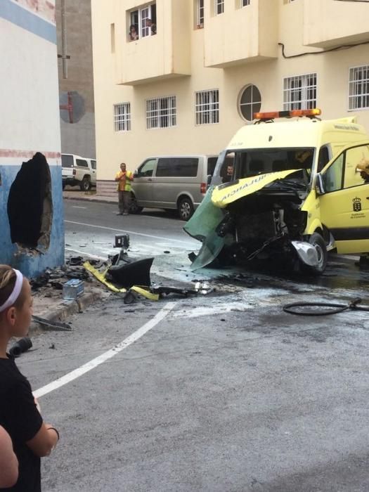 Accidente de una ambulancia en Vecindario