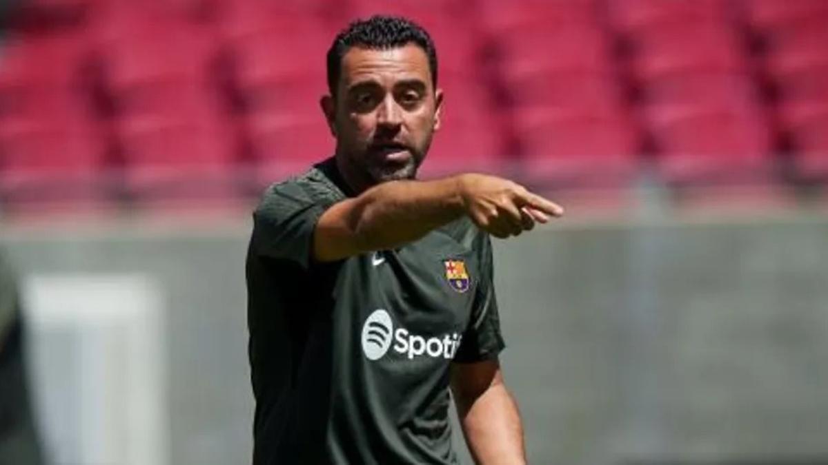 Xavi dirige al Barça durante su primer entrenamiento en el Memorial Coliseum de Los Ángeles.