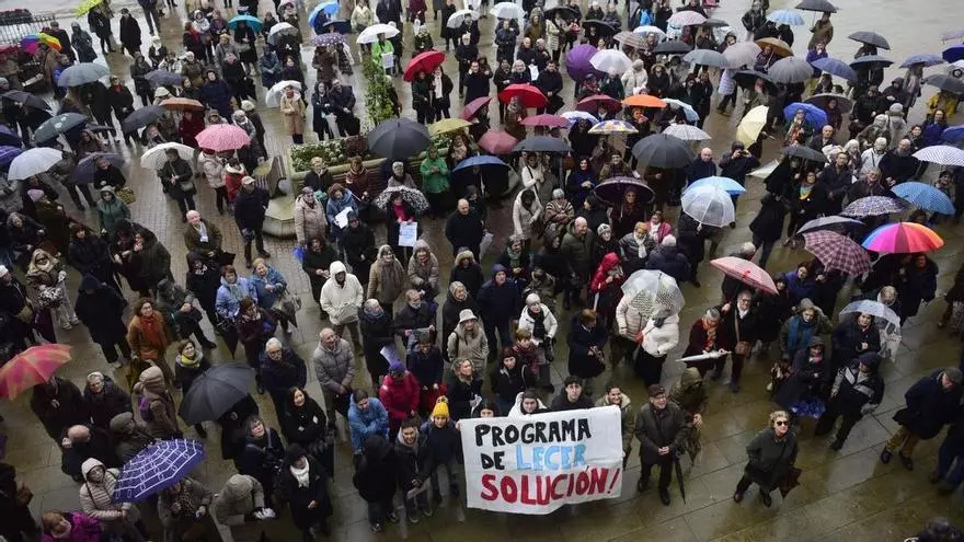 Manifestación trabajadores del programa de ocio del Fórum y Ágora ante el palacio municipal