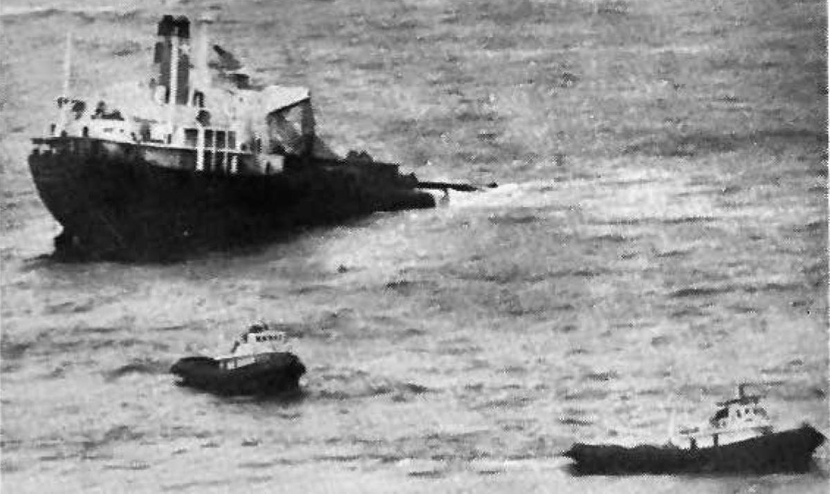 El «Ivy», embarrancado en las proximidades de Las Estelas. Al lado, los remolcadores «José Elduayen» y «Vulcano», tras uno de los intentos fallidos de rescatar el barco.