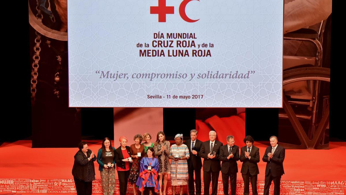Los premiados, junto a la reina Letizia y los responsables de Cruz Roja en España y Sevilla, Javier Senent y Amalia Gómez respectivamente. / Fotos: Jesús Barrera