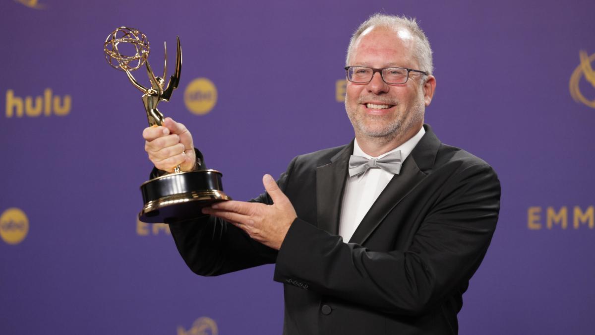 Los ganadores de los premios Emmy 2024. Frederick E.O. Toye recoge su Emmy a mejor dirección de una serie dramática (Shogun)