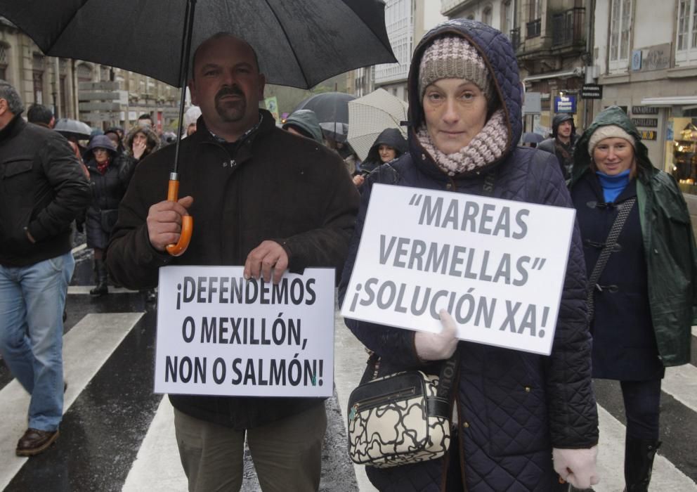 Miles de marineros protestan en Galicia para defen