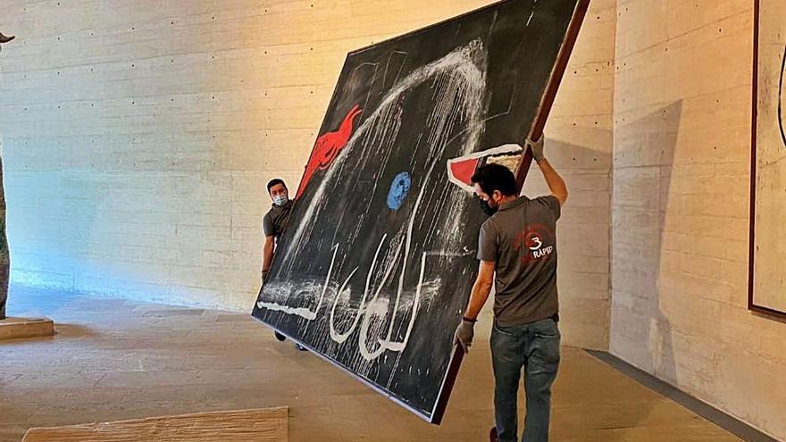 Una de las telas descolgadas ayer en el edificio Moneo de la Fundació Miró. | FPJM