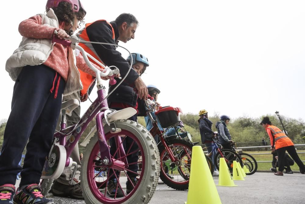 Los niños de Oviedo aprenden a andar en bici