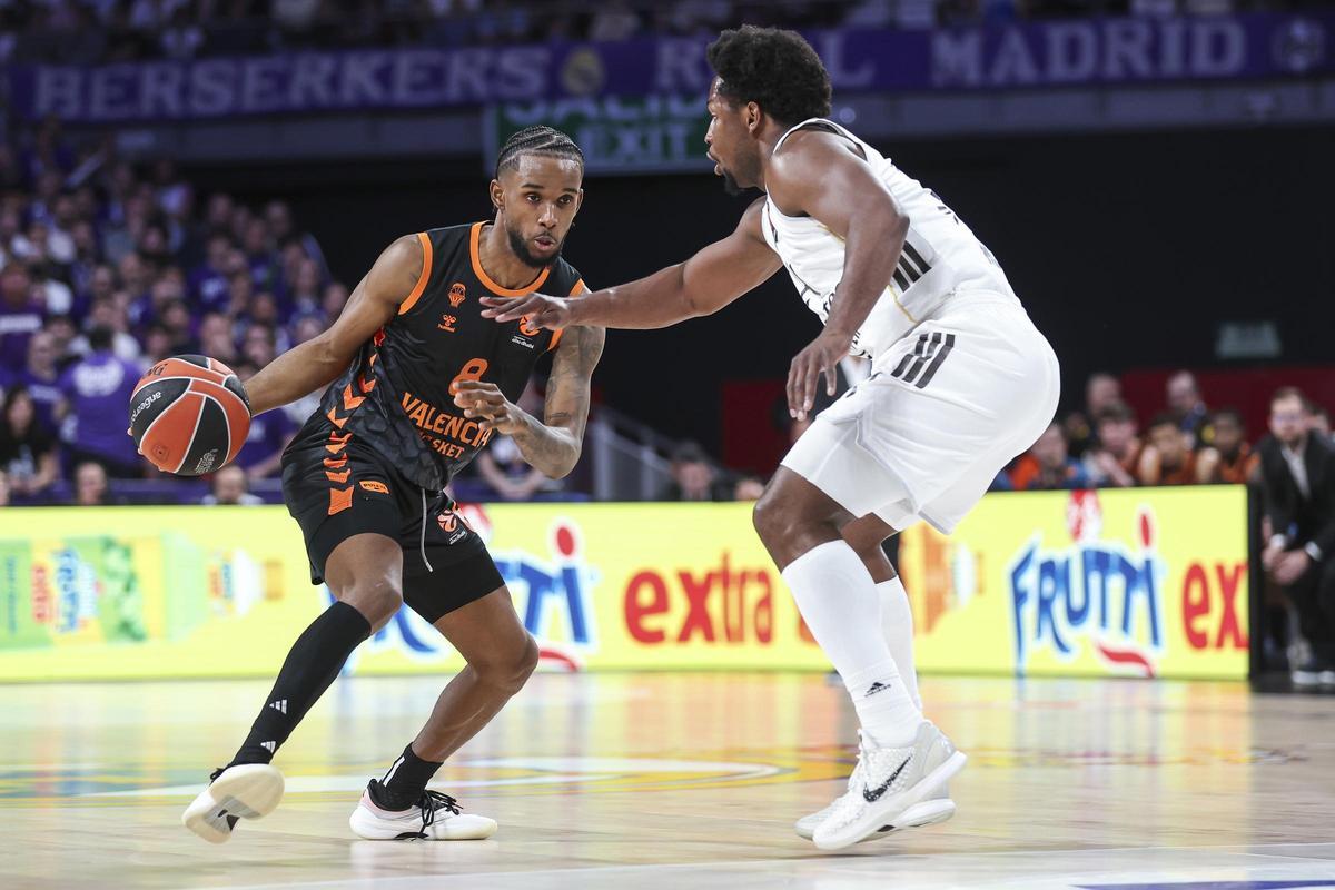 Archivo - Jean Montero y Andrés Feliz durante el Real Madrid-Valencia Basket de la Fase Regular de la Euroliga 25-26