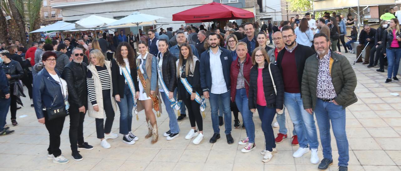 Foto de familia de las autoridades en la inauguración del mesón gastronómico.