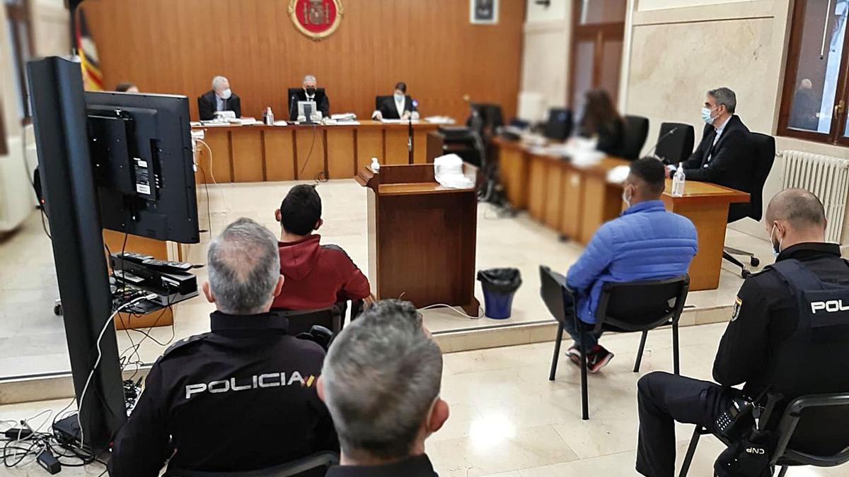 Condenado a siete años  de prisión por apuñalar  a dos jóvenes en La Soledat