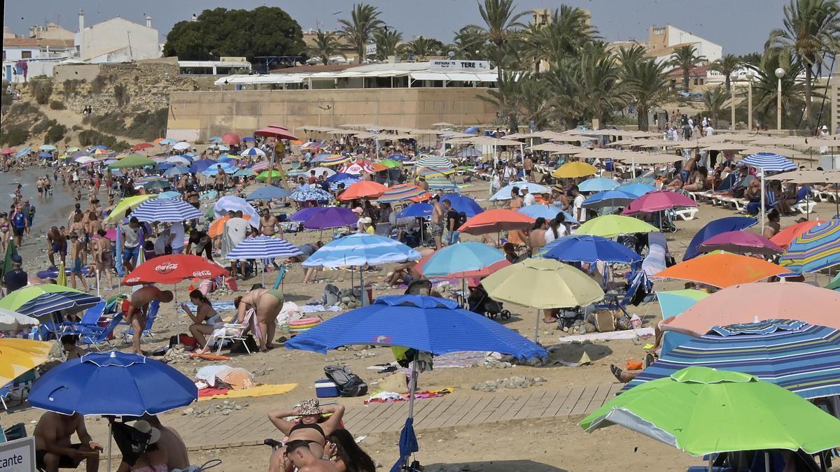 La presión ejercida por el turismo masivo es uno de los grandes males que padece la isla de Tabarca