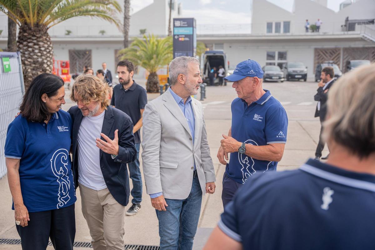 Jaume Collboni visita los equipos Youth y femenino de la Copa América