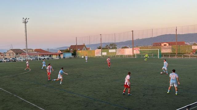 La defensa bueuesa, en una salida de balón desde atrás en el duelo del miércoles. | ALONDRAS