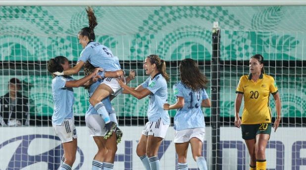 Las jugadoras españolas hacen piña tras un gol.