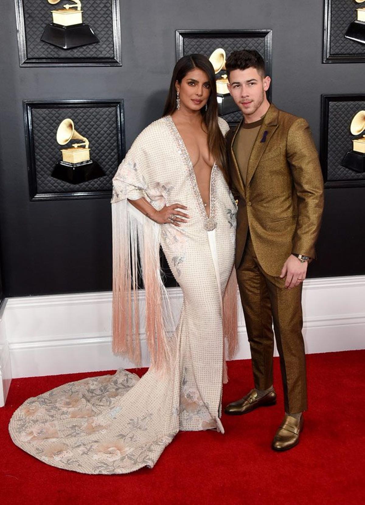 Nick Jonas y Priyanka Chopra con un Ralph &amp; Russo en los Grammy 2020