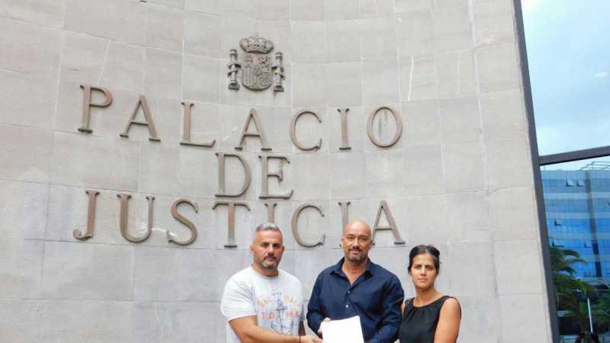 Francis Hernández, Agustín Espinosa y Lourdes Galindo tras presentar la denuncia ante la Fiscalía en 2017