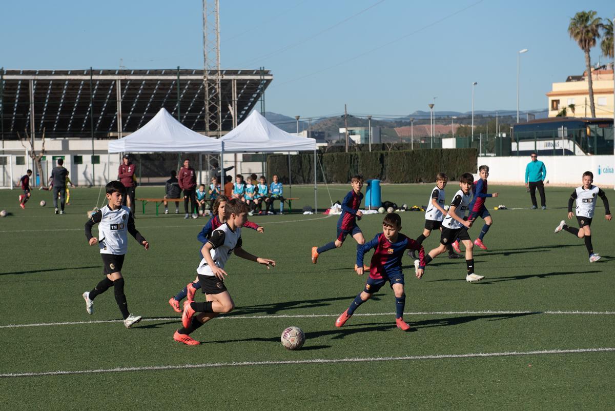 Edición del torneo de fútbol base de Xilxes, con el Valencia y el Barcelona en escena.