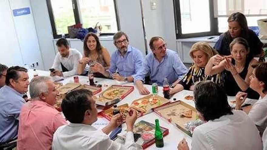 El equipo de Santamaría, comiendo. // Efe