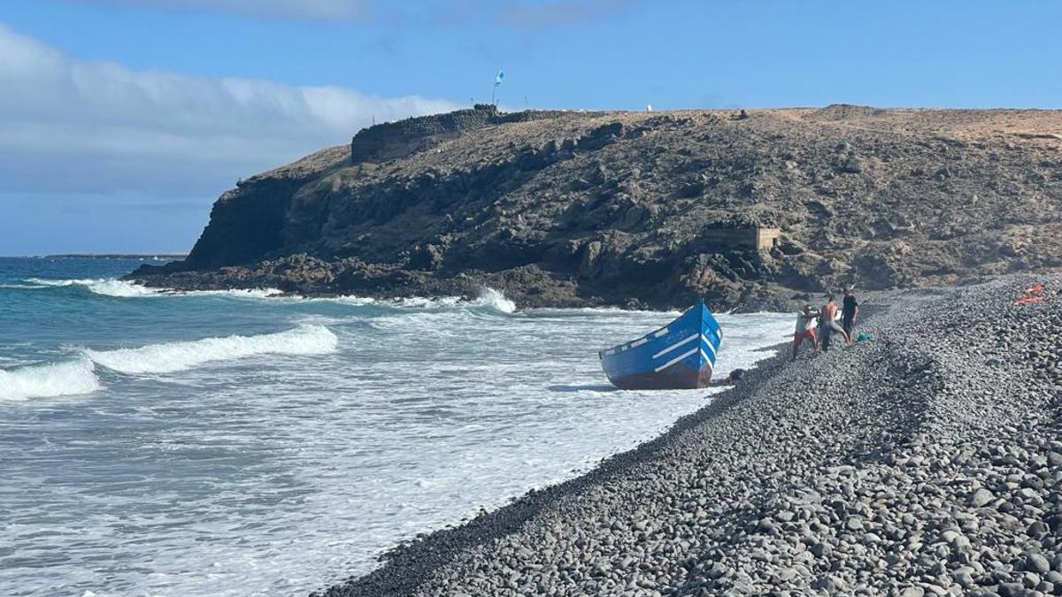 Patera que llegó en la tarde de este sábado, 28 de agosto, a la playa de La Garita, en Arrieta (Haría).