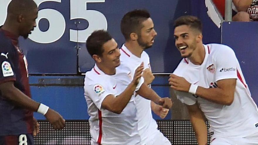 André Silva y Ben Yedder, celebran el primer gol de su equipo.