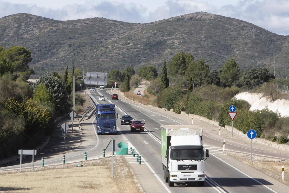 Camiones y coches por la carretera CV-60 a la altura de l'Olleria.