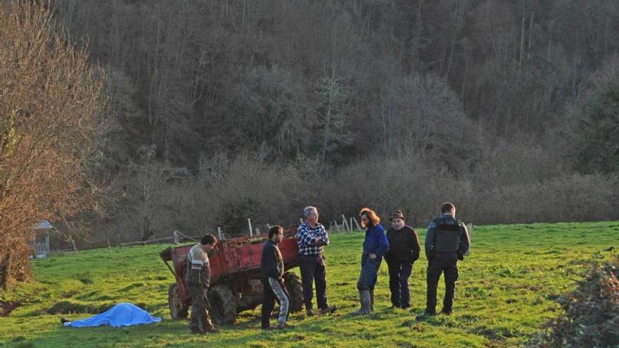 El cuerpo de Gonzalo Oro, tendido en el suelo junto al tractor, mientras su hermano (camisa de cuadros), vecinos y Guardia Civil esperan la llegada del juez para proceder al levantamiento del cadáver.